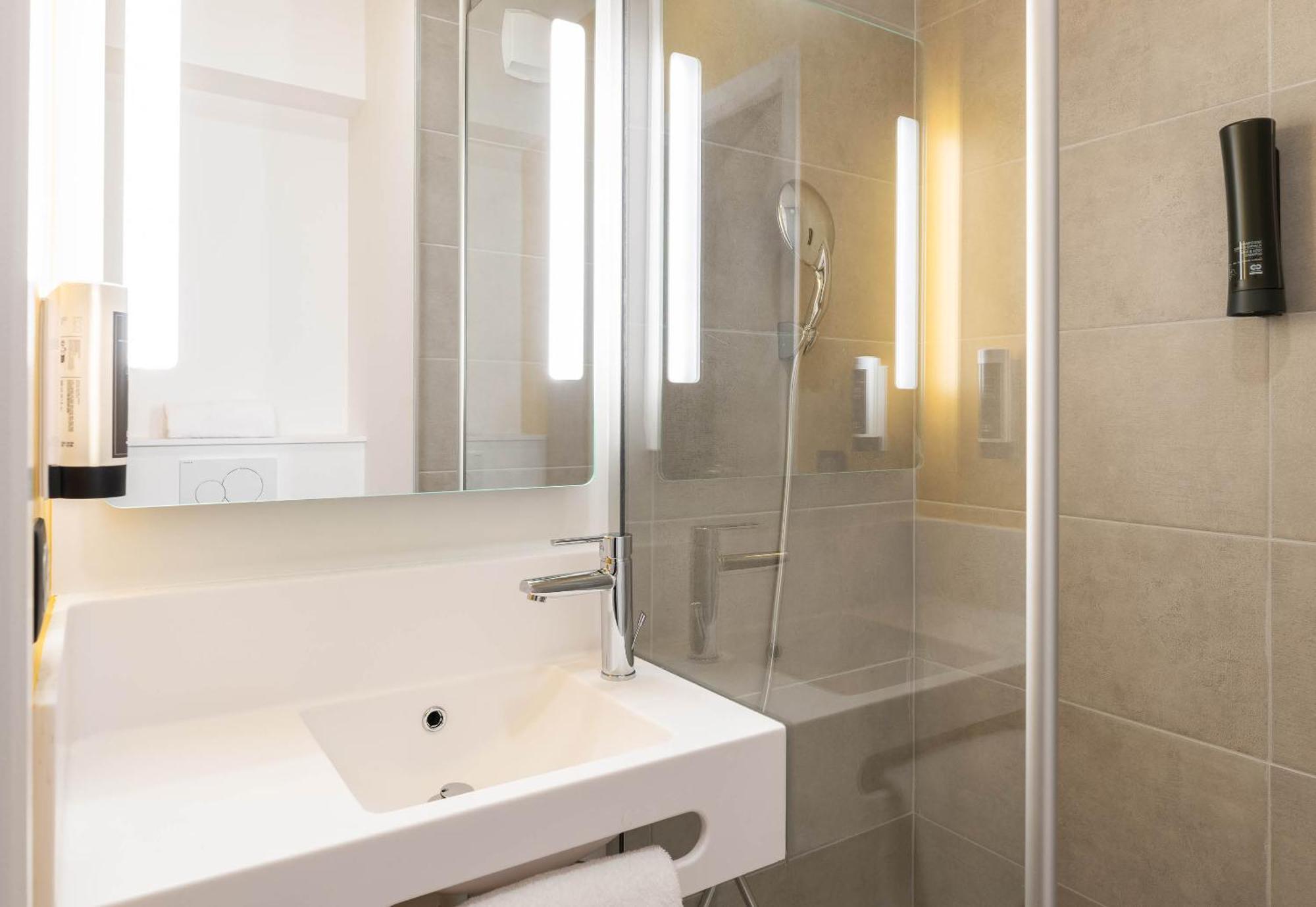 B&B Hotel Massieux Genay Экстерьер фото