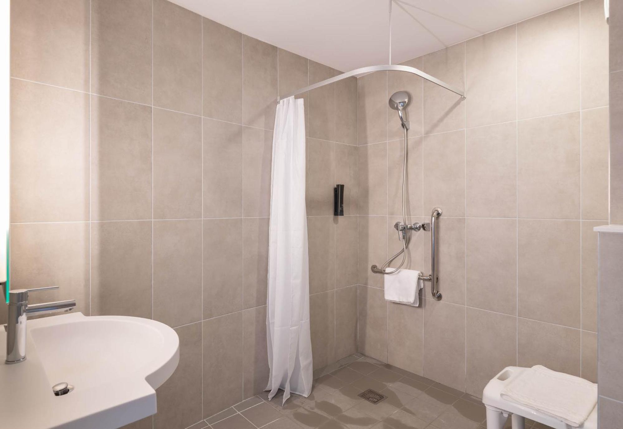 B&B Hotel Massieux Genay Экстерьер фото